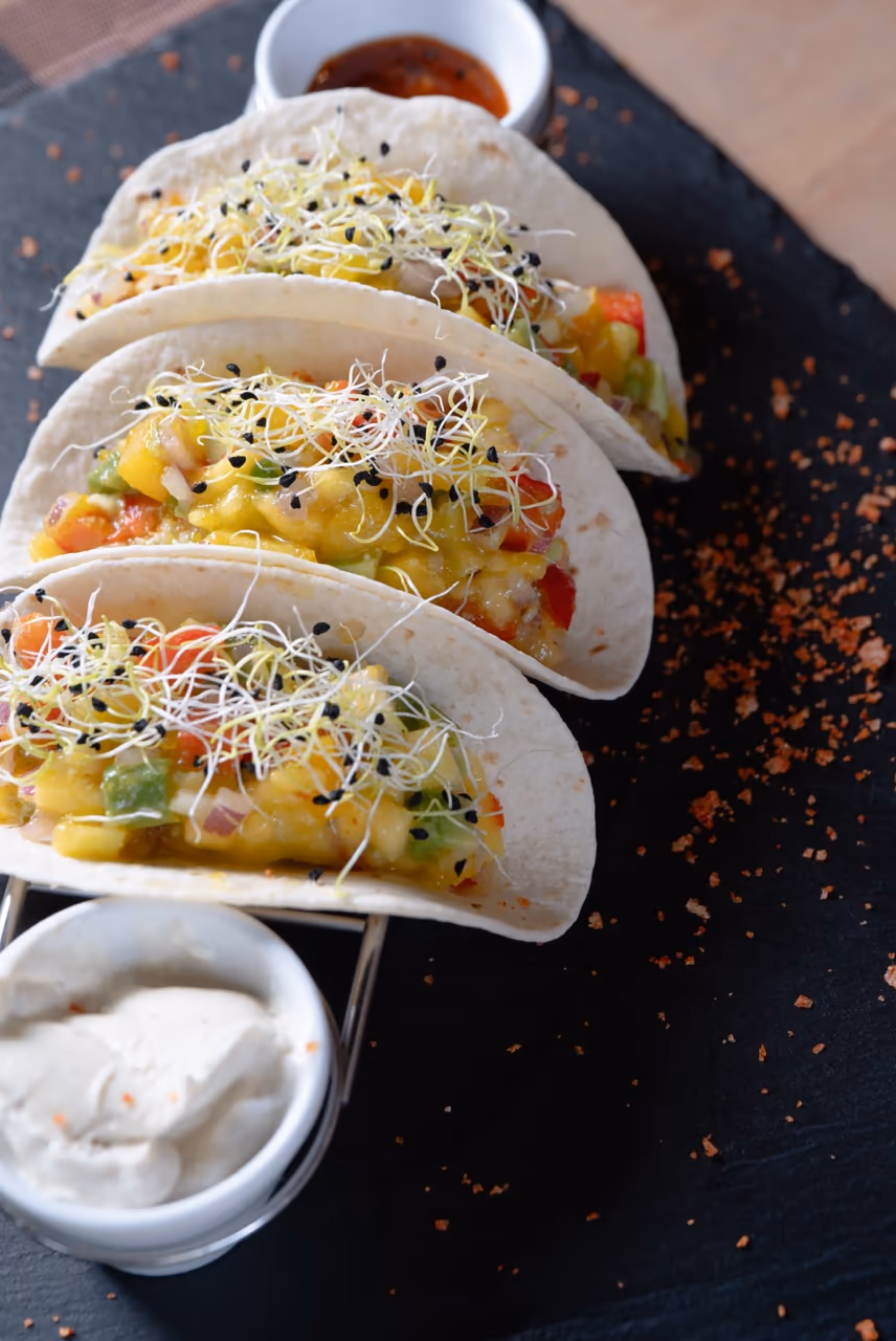 Gemüse-Tacos nach Paprika-Art auf Schiefer mit Paprikapulver