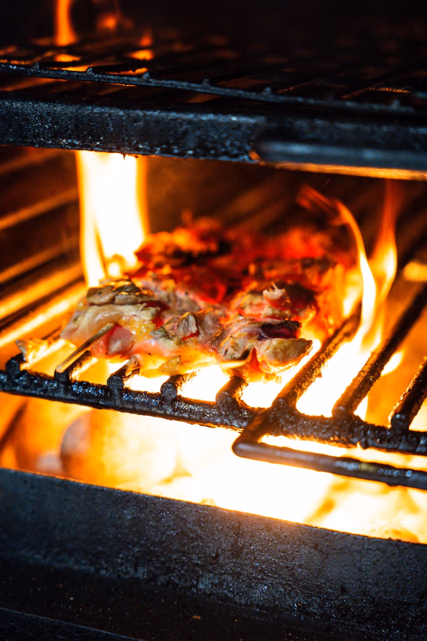 Glut aus Steineichenholzkohle auf dem Grill von Paprika Realejo