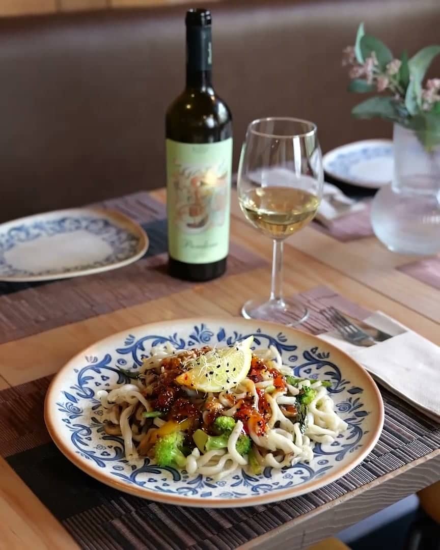 Table set with wine and udon at Paprika Realejo