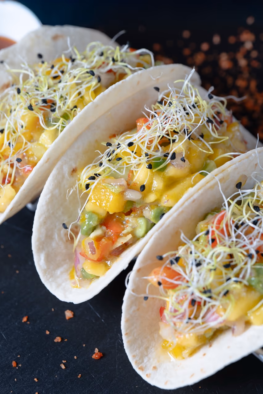 Tacos vegetales estilo Paprika con mango
