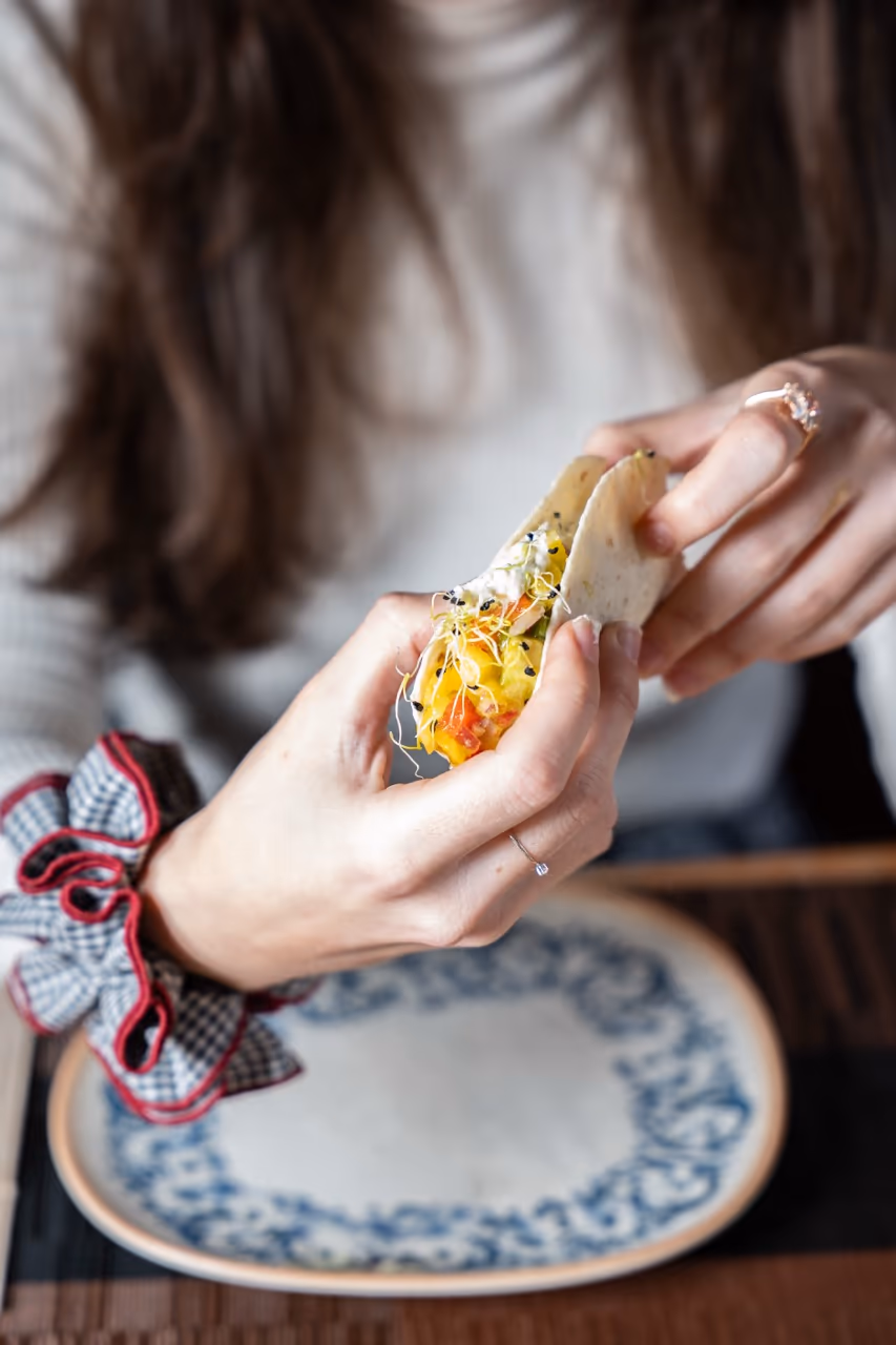 Tacos vegetales estilo Paprika servidos en la mano, de la carta de Paprika Realejo