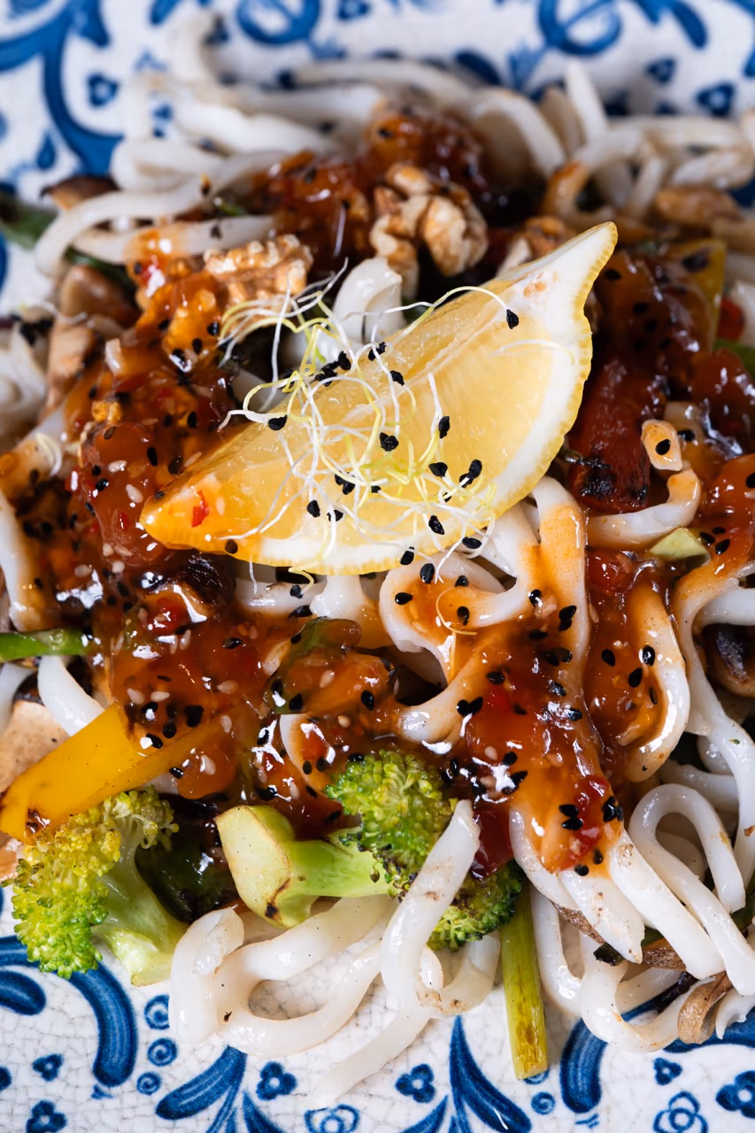Fideos udon con verduras y sésamo