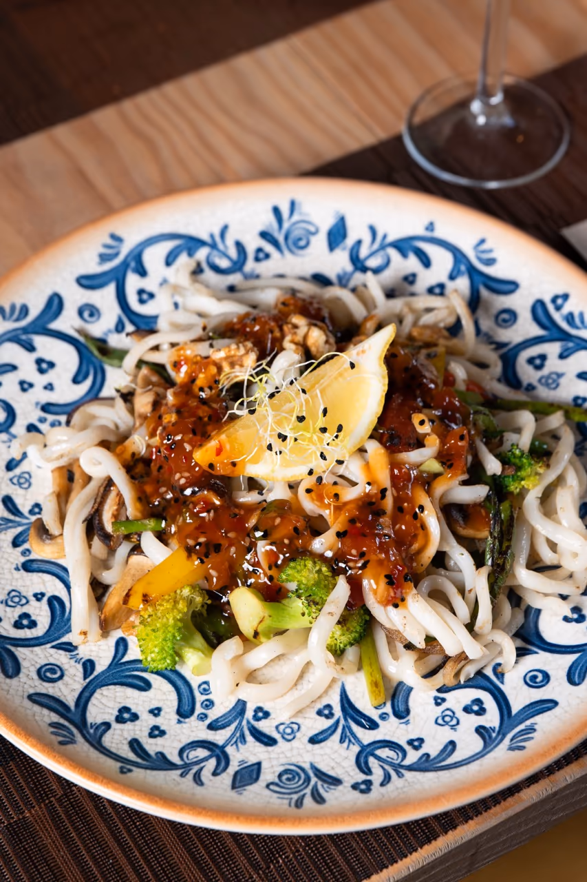 Udon-Nudeln mit Gemüse und Sesam