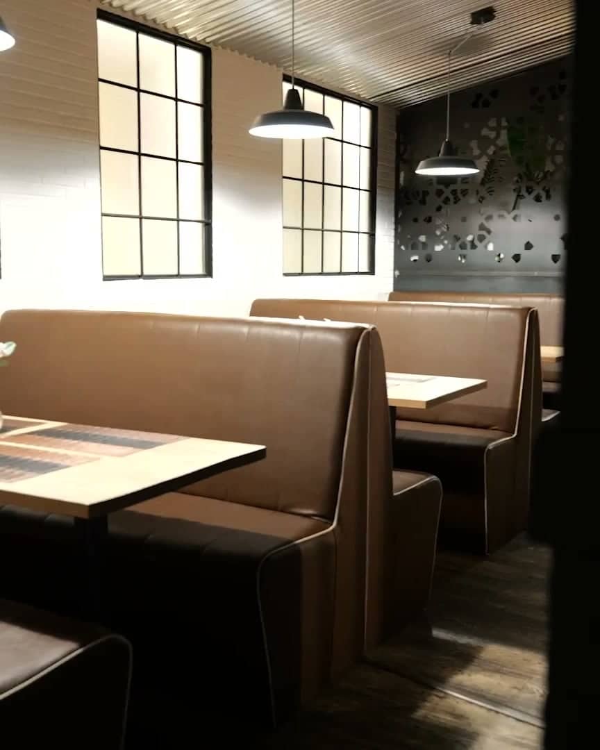 Sala de Paprika Realejo con bancos corridos y mesas de madera